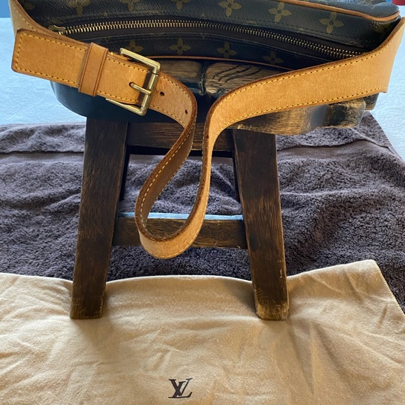 🛑SOLD🛑⭐️STUNNING⭐️ LOUIS VUITTON CROISSANT BAG⭐️ - Picture 5 of 8